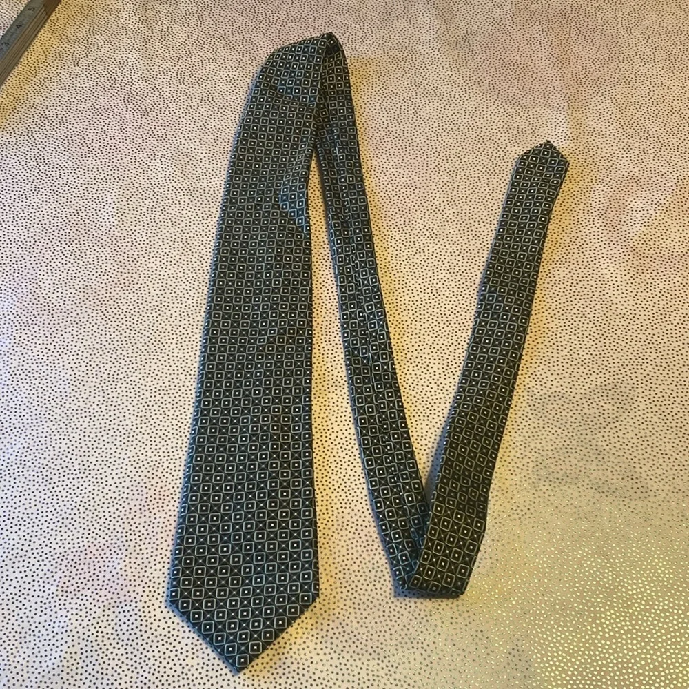 Hathaway Men’s tie green blue navy in excellent condition